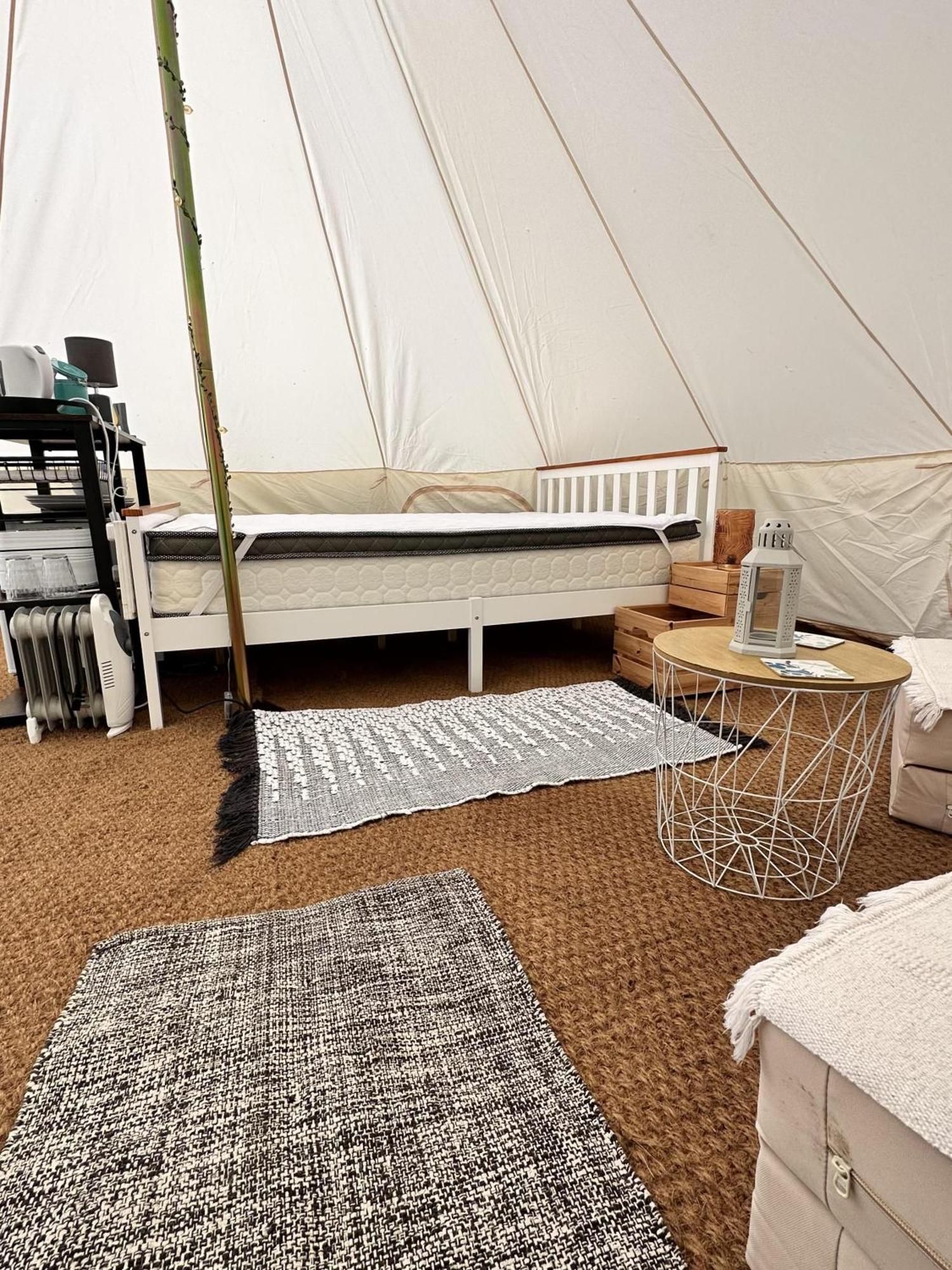 Spacious Bell Tent At Herigerbi Park Lincolnshire Villa Grantham Bagian luar foto