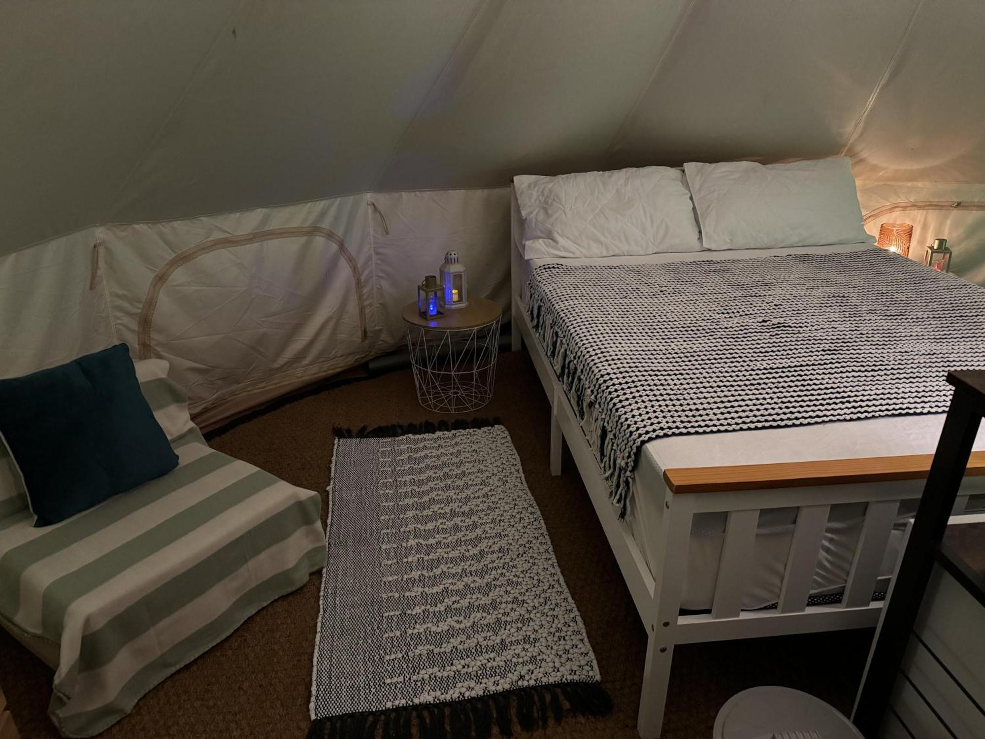 Spacious Bell Tent At Herigerbi Park Lincolnshire Villa Grantham Bagian luar foto