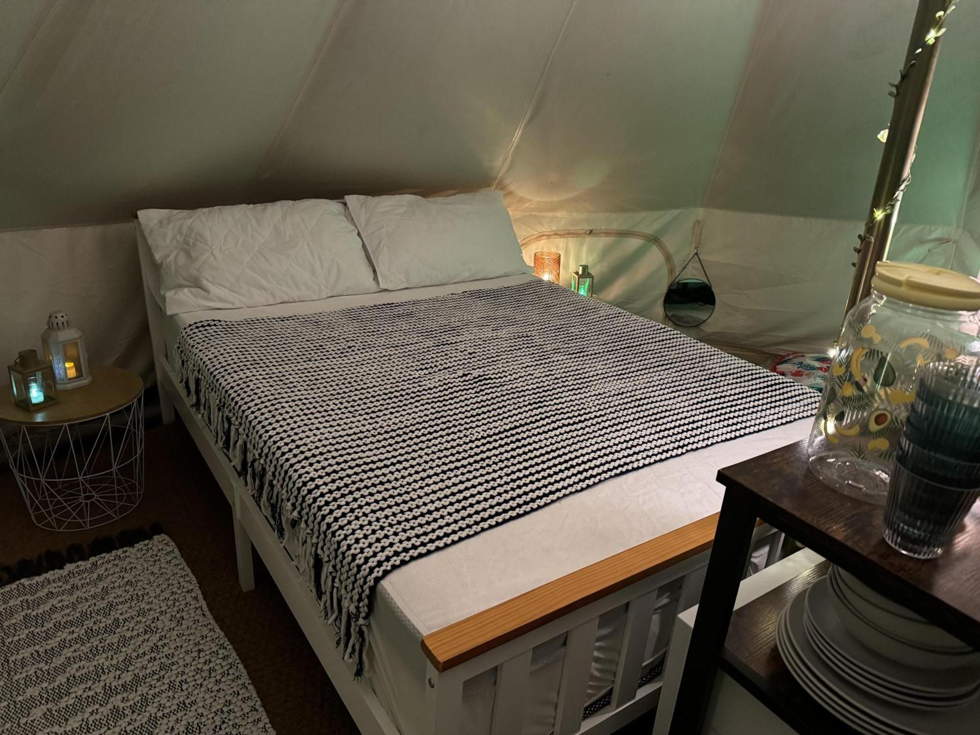 Spacious Bell Tent At Herigerbi Park Lincolnshire Villa Grantham Bagian luar foto